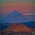 سایه‌ی مثلثی شکل یک کوه بزرگ آتش‌فشانی
